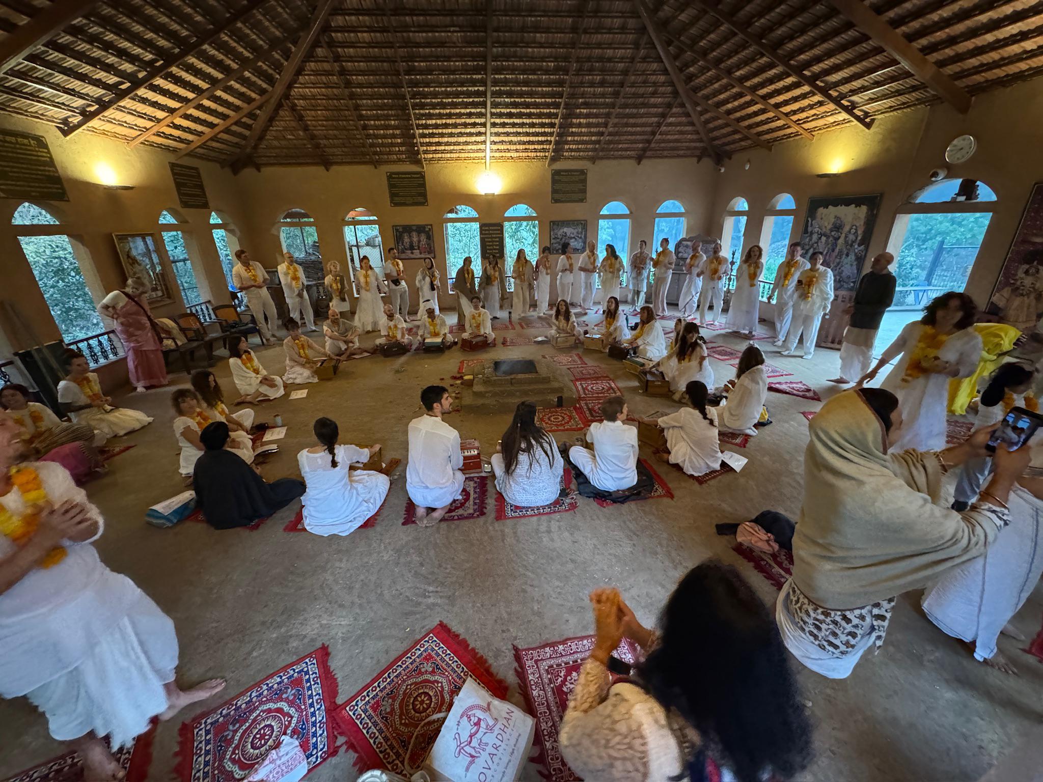 ceremony-indoor-circle