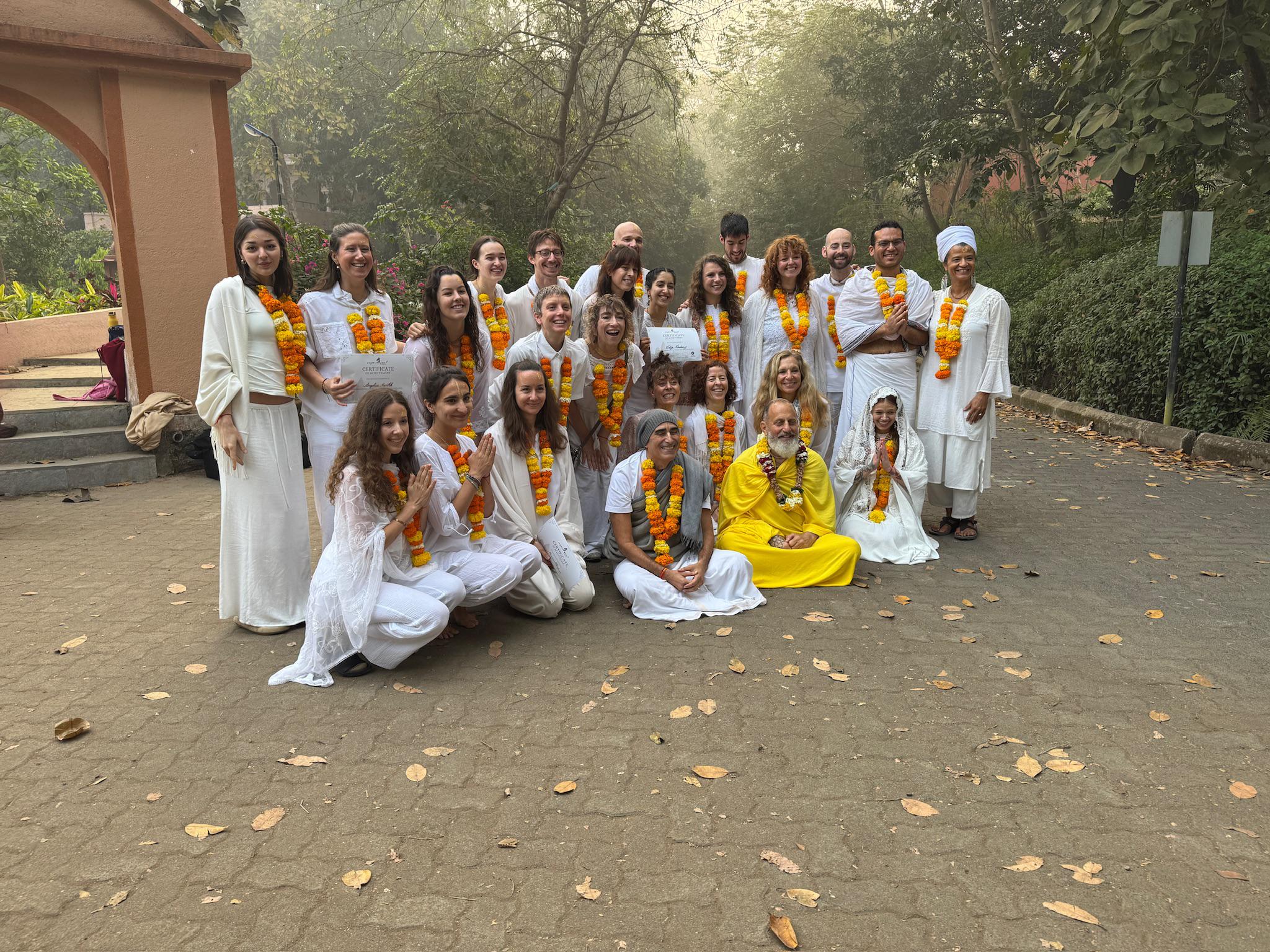 group-white-garlands