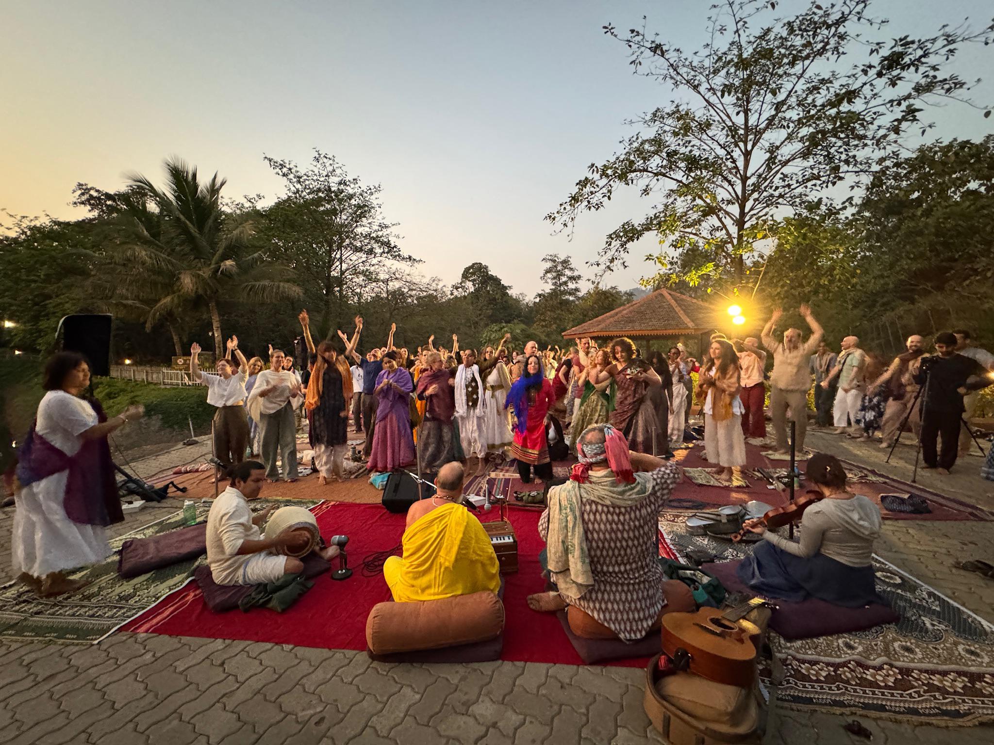 kirtan-evening-crowd