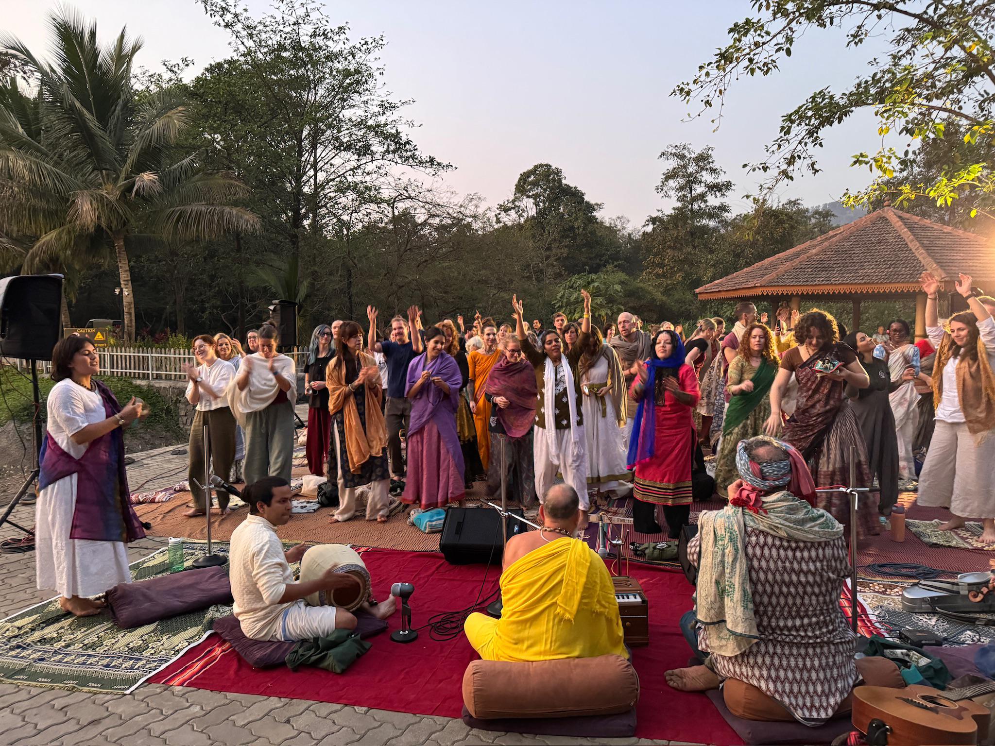 kirtan-outdoor-wide